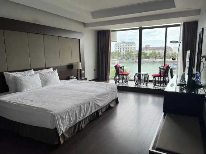 Moon Halo Hotel