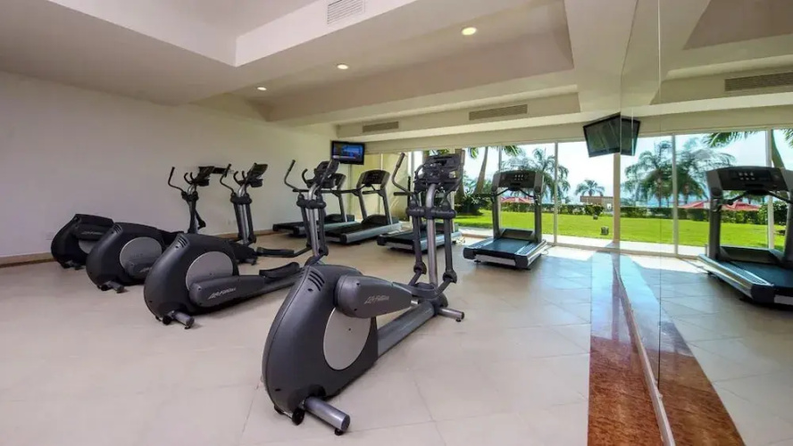 Beachfront Condo in Hotel Zone