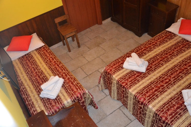 Standard Triple room
