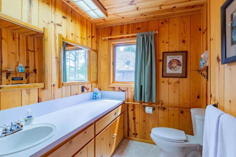 Lake Creek Lodge