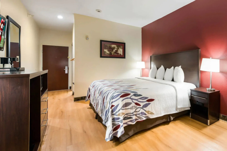 Econo Lodge Inn & Suites