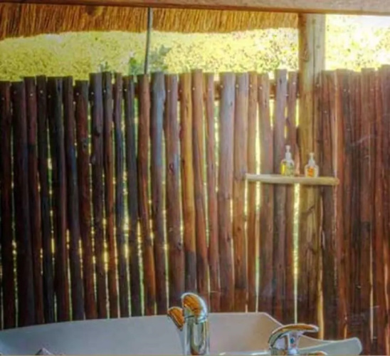 Dinaka Lodge