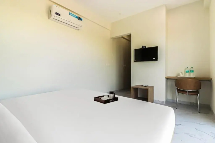 Fabhotel The Pearl Inn