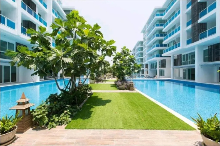 Light, airy, east facing 2 bed/2 bath pool views