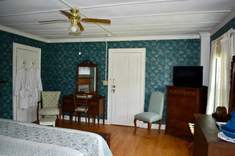 Harbour House Inn