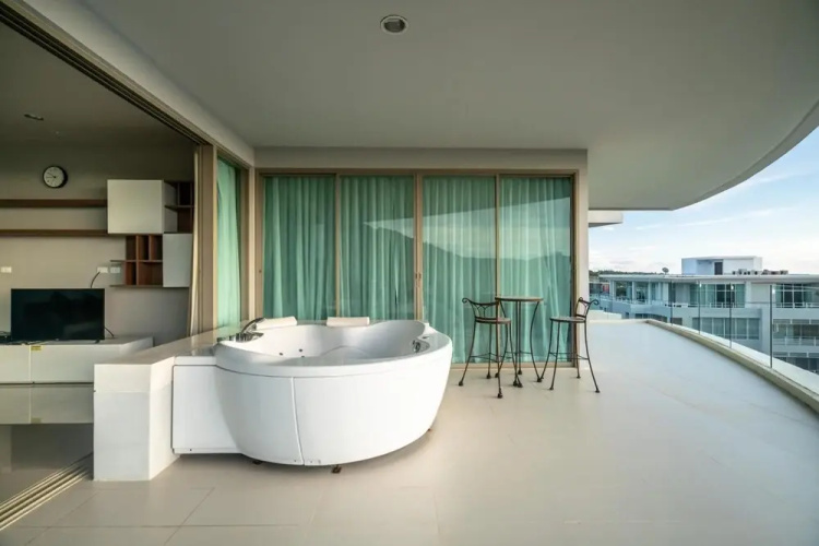Spacious Apartment With Jacuzzi and Ocean View