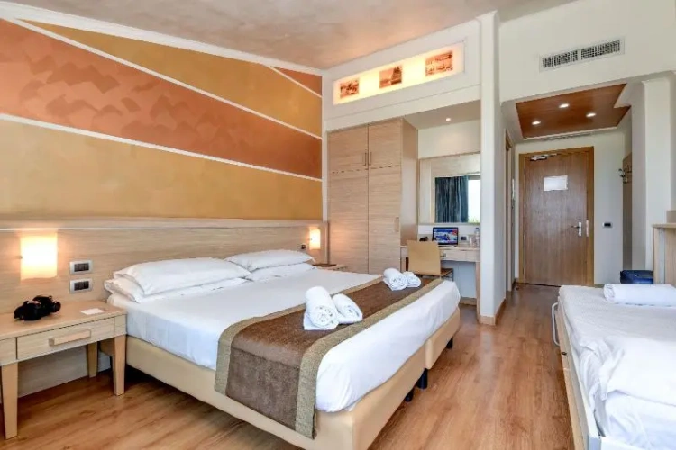 Classic Triple room with balcony