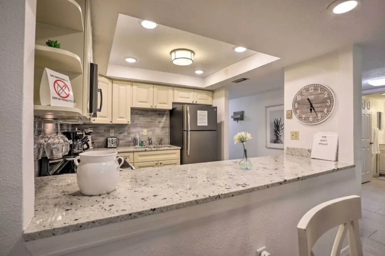 Walk to Crescent Beach: Condo w/ Pool Access