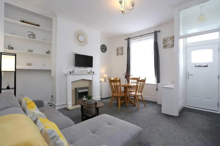 Charming 2-bed Home in Blackpool-central w Parking