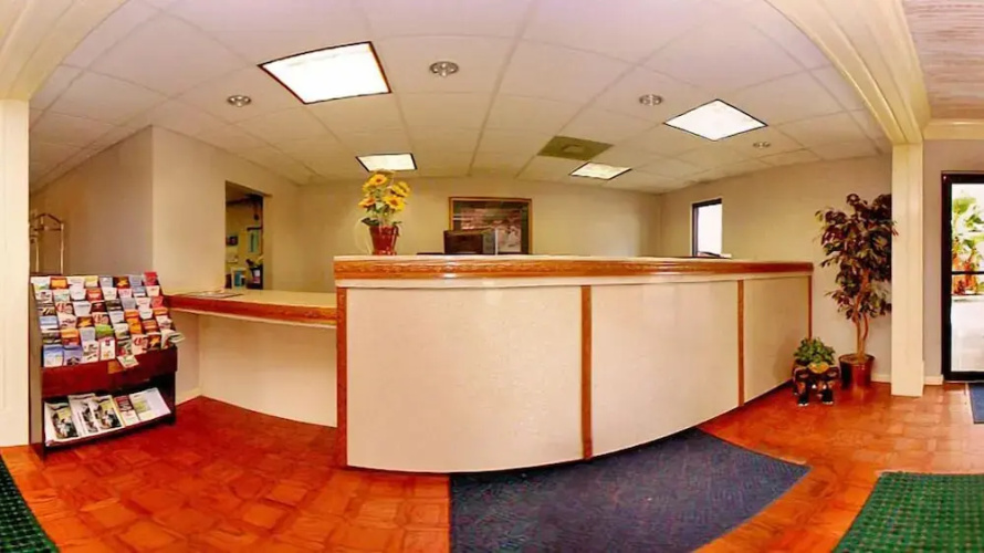 Econo Lodge Canton I-55