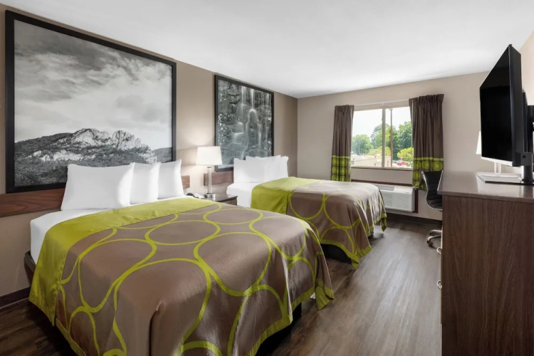 Super 8 Fairmont