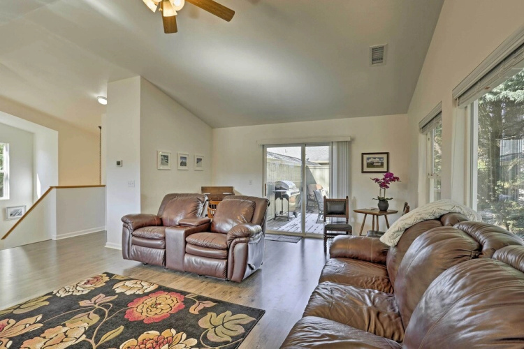 Centrally Located Mt Shasta Home w/ Deck!