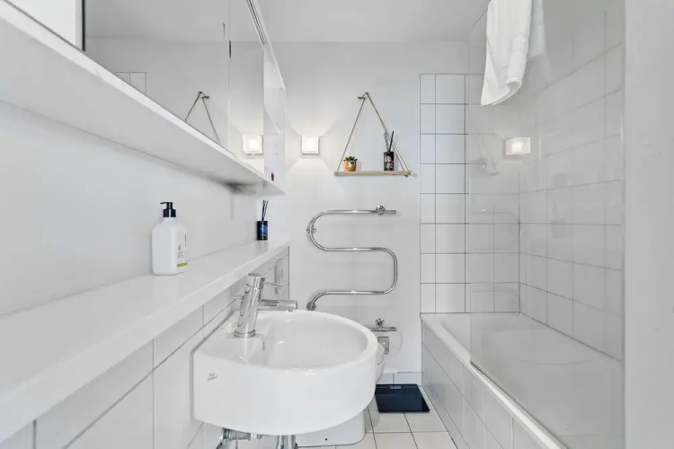 Central Charming 2-Bedroom - Pool & Gym!