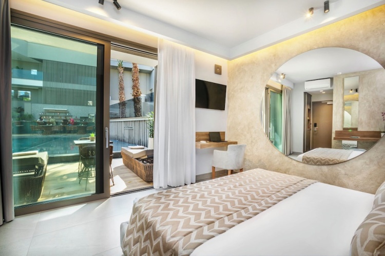 Deluxe Double room with pool view