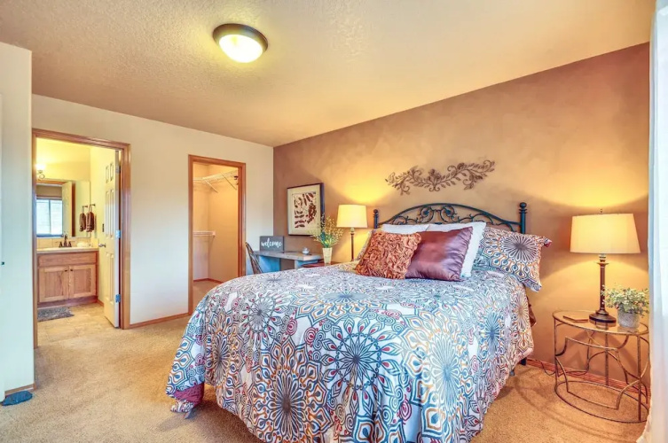 Lovely Dundee Home w/ Private Yard & Fire Pit!