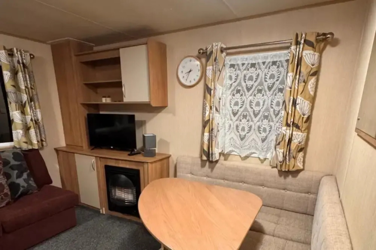 2 Bed Caravan - Sleeps 6 - Pet Friendly, Parking