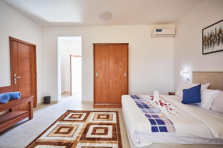 Double room with pool view