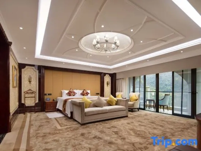 Suite with lake view