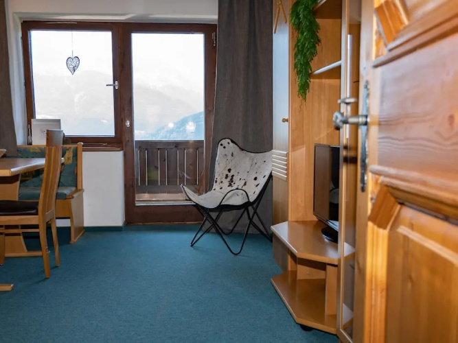 Holiday Flat with Pool Access
