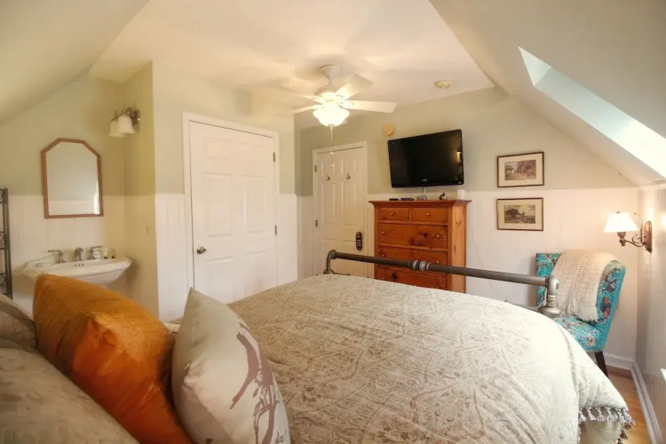 Tudor Oaks Inn