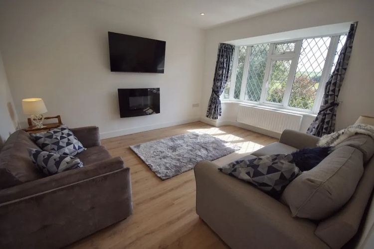 Vale View - Sleeps 6 - Pets Ok - Garden - Parking