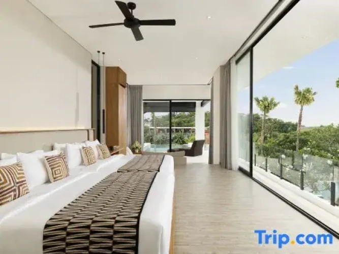 6 Bedrooms Villa