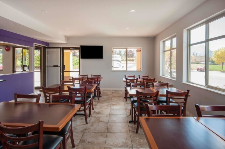 Super 8 By Wyndham Salmon Arm photo 13