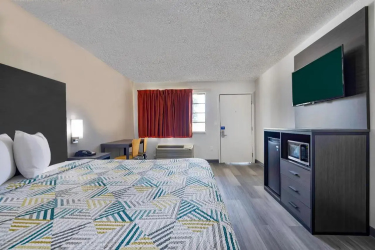 Econo Lodge Inn & Suites