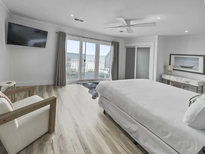 Three Steps to the Beach - 2 Br townhouse by RedAwning
