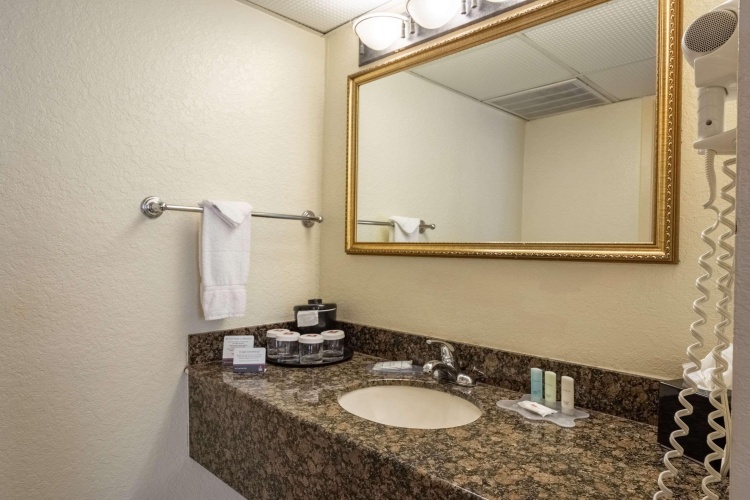 Clarion Inn & Suites photo 8