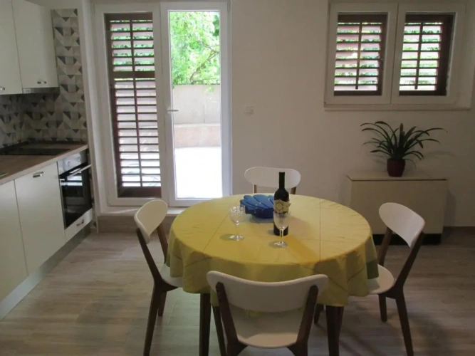 Apartment with garden view