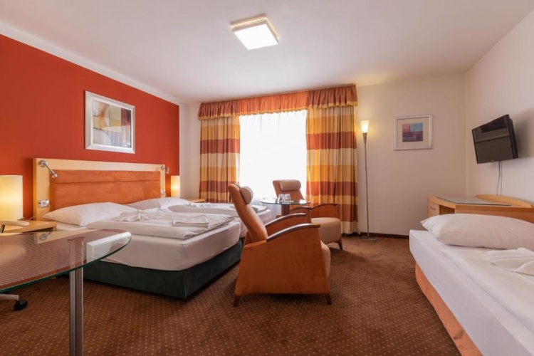 Standard Triple room