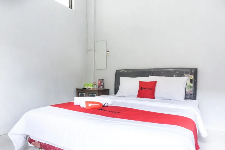Penginapan Hello by RedDoorz