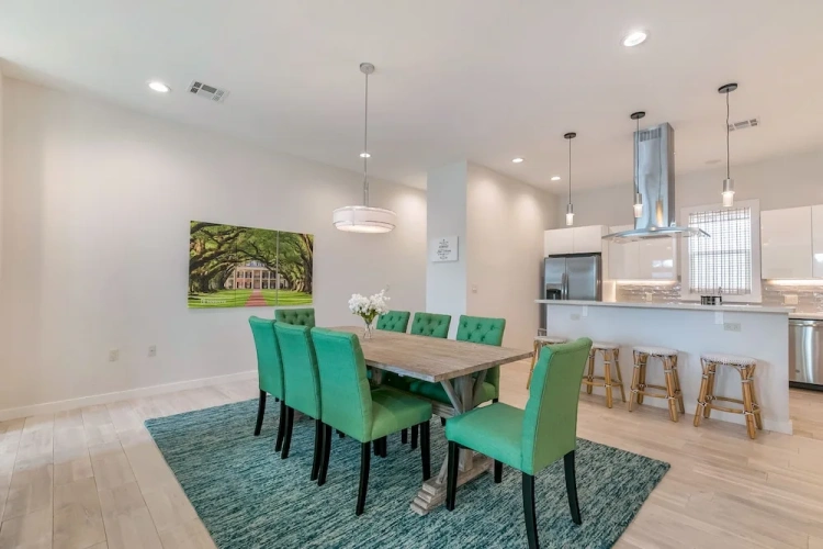 4 Bedrooms Classic room with balcony
