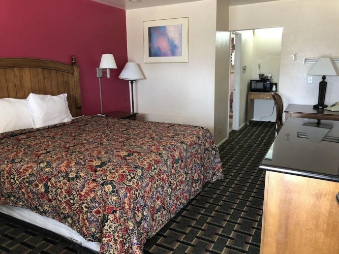 Rodeway Inn & Suites