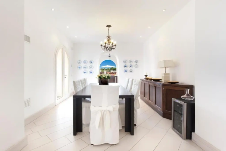 4 Bedrooms Villa