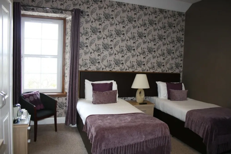 Standard Twin room with partial sea view