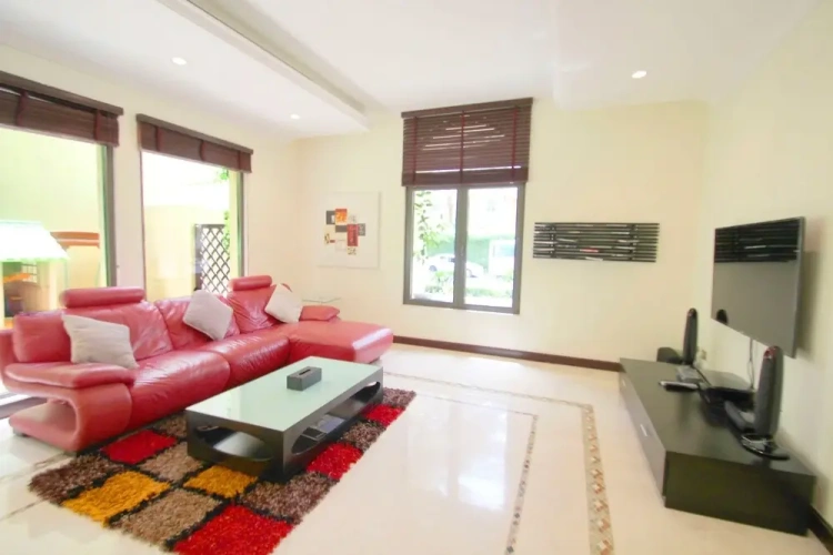 5 Bedrooms Villa
