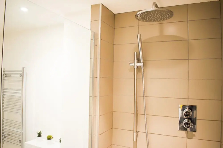 Bright And Modern 2 Bedroom Flat
