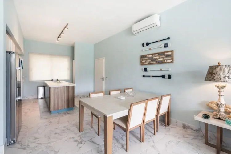 Two-bedroom apt With Pool View bbq in Lake View