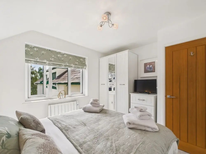 2-bed Central Apartment- Free Private Parking