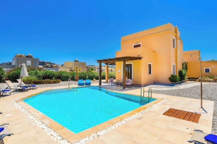 5 Bedrooms Villa