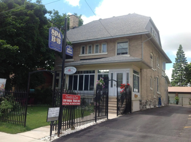 10th Avenue Guest House & Suites