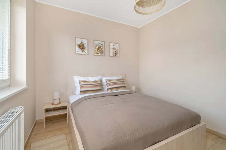 Apartment With Parking by Renters