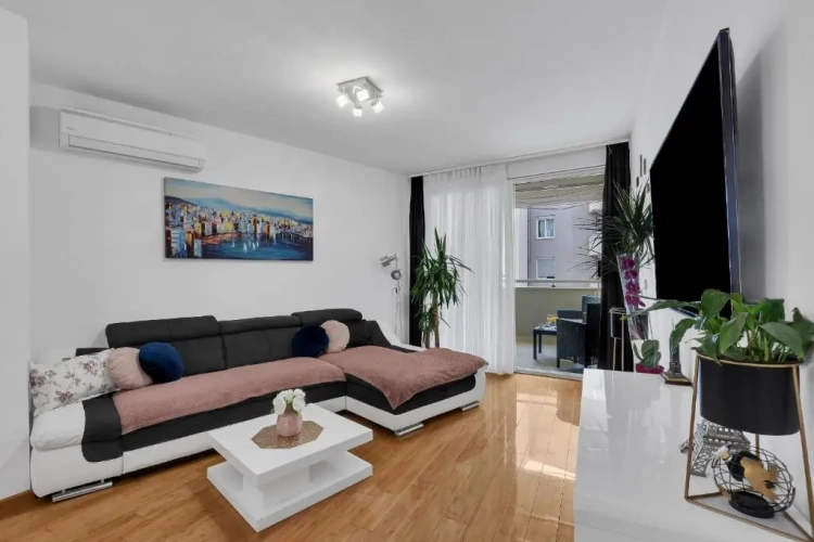 3 Bedrooms Apartment