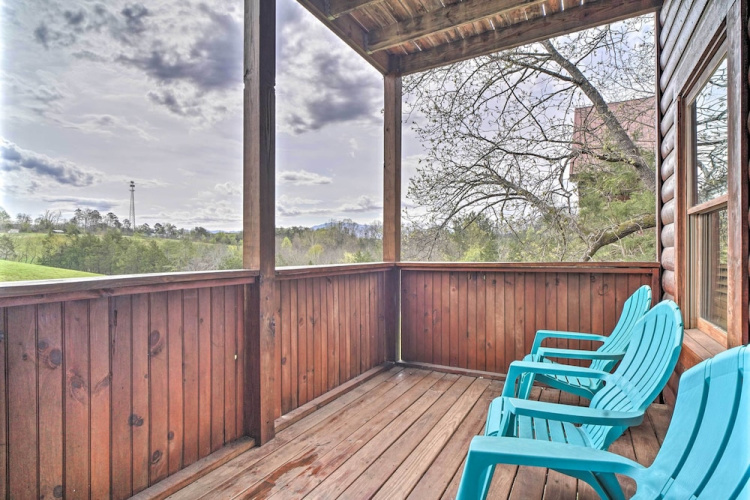 Mountain Pool Lodge Sevierville Cabin w/ Hot Tub