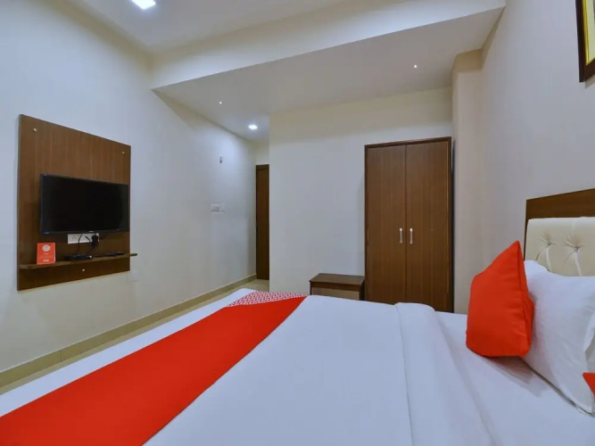 Crown Club by OYO Rooms