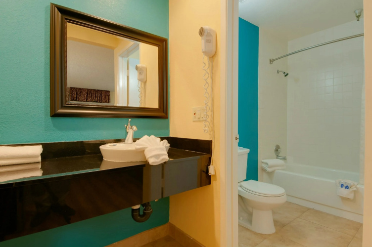 Vagabond Inn Bakersfield South photo 11