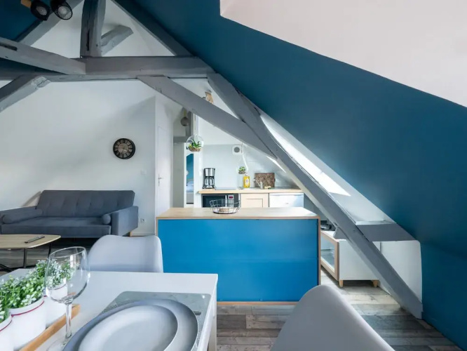 Chic Apartment Near City Center