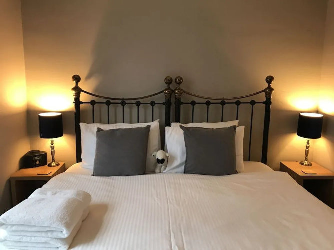 Holly-Wood Guest House